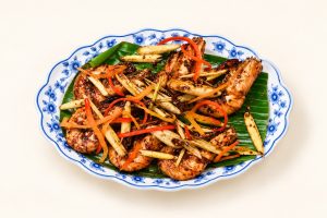 72. Crevettes Géantes Grillées sur ardoise à la Citronnelle, à l’Ail et au Piment (5 pièces) 铁板虾