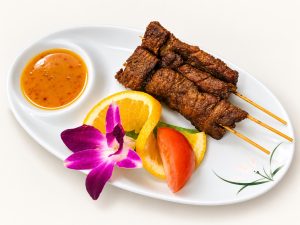 01. Brochettes de Bœuf avec Sauce aux Cacahuètes (3 Pièces) 牛肉串