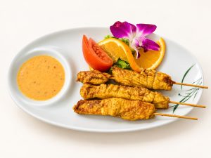 02. Brochettes de Poulet avec Sauce aux Cacahuètes (3 Pièces) 鸡肉串